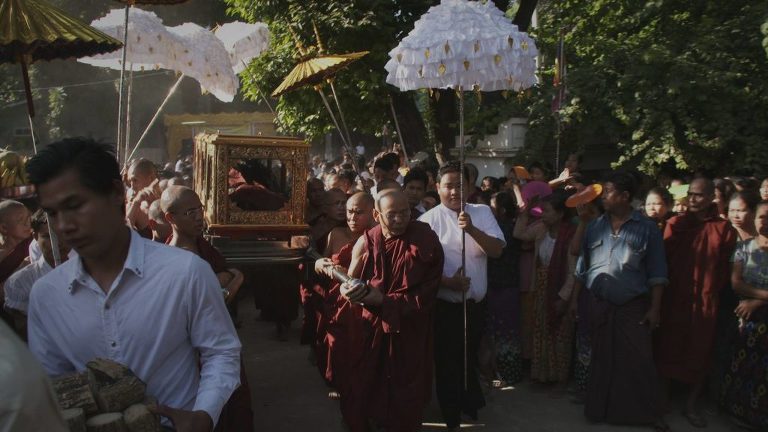 Birmanie, le pouvoir des moines / Burma, the Power of Monks