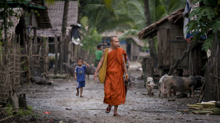 Birmanie, le pouvoir des moines / Burma, the Power of Monks
Missionnaire bouddhiste / Buddhist missionary